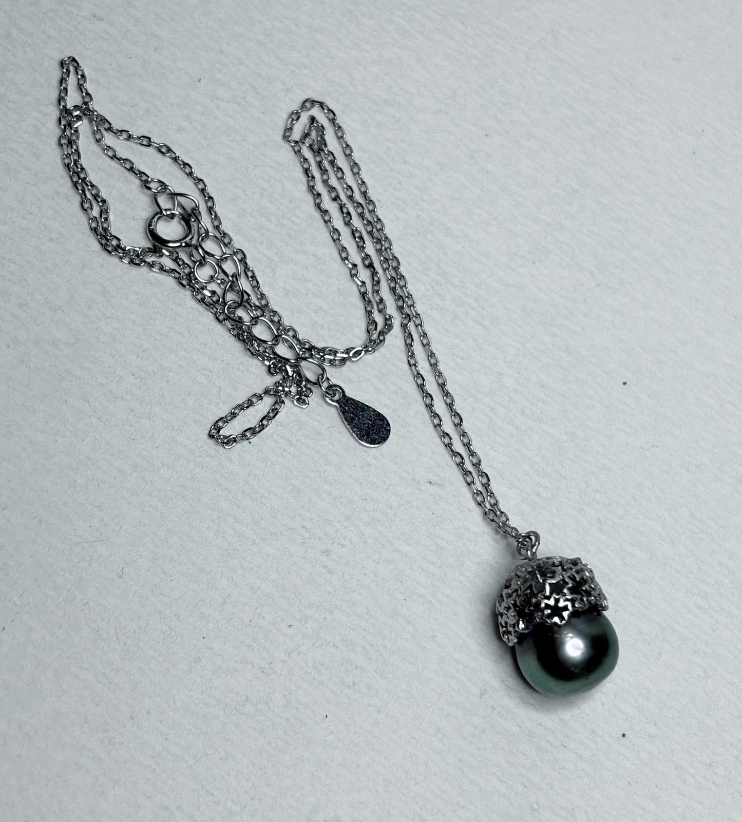 Tahitian cultured pearl pendant necklace with daisy design.