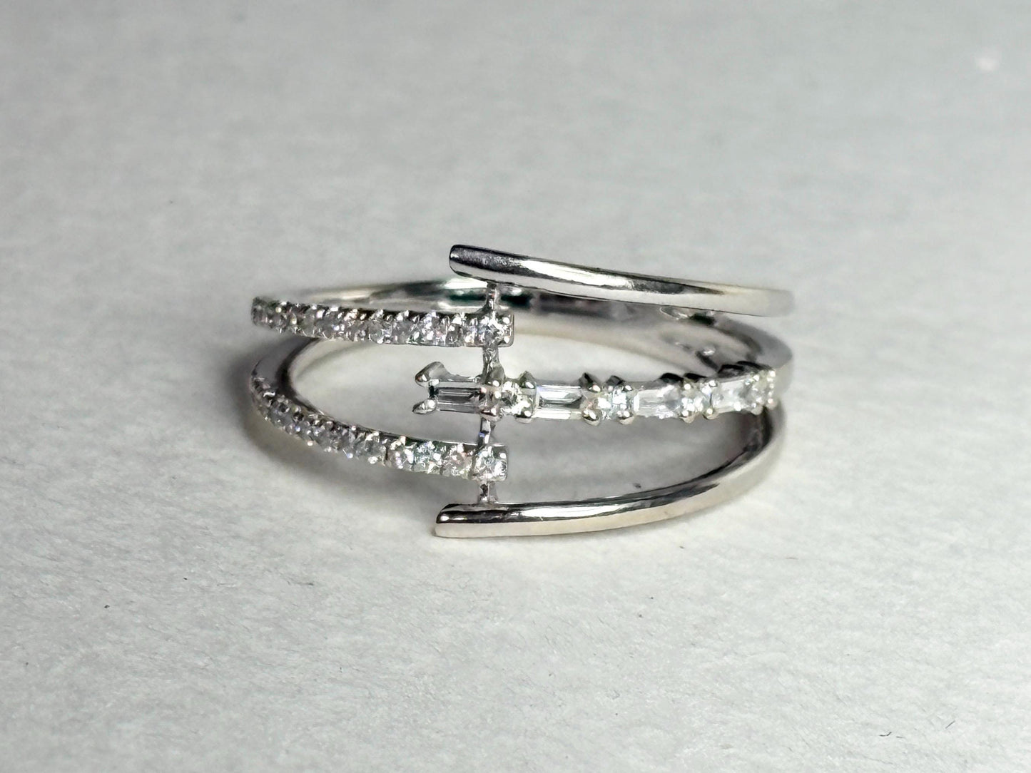 Cool Modern Natural Diamond Baguette and Round Ring Solid 18k White Gold size 7 - NewLifeJewelryVault