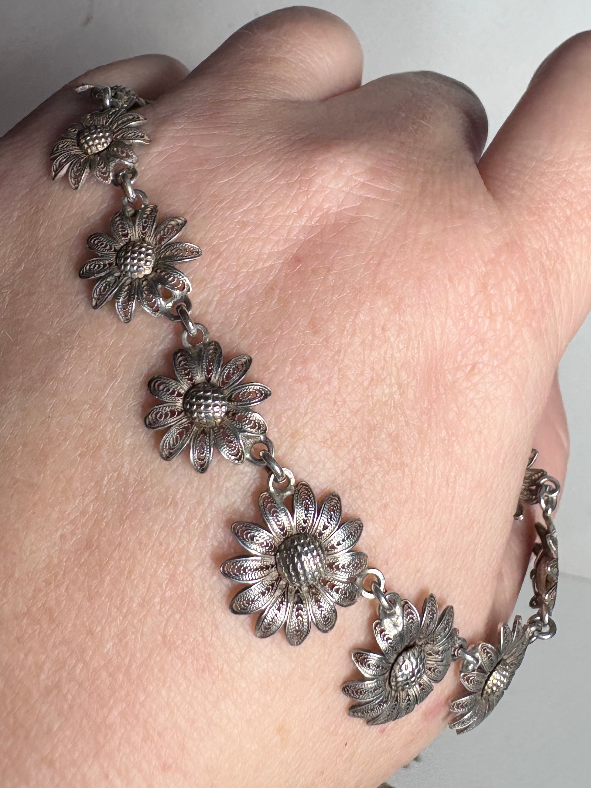 Vintage filigree floral daisy necklace in 800 silver.