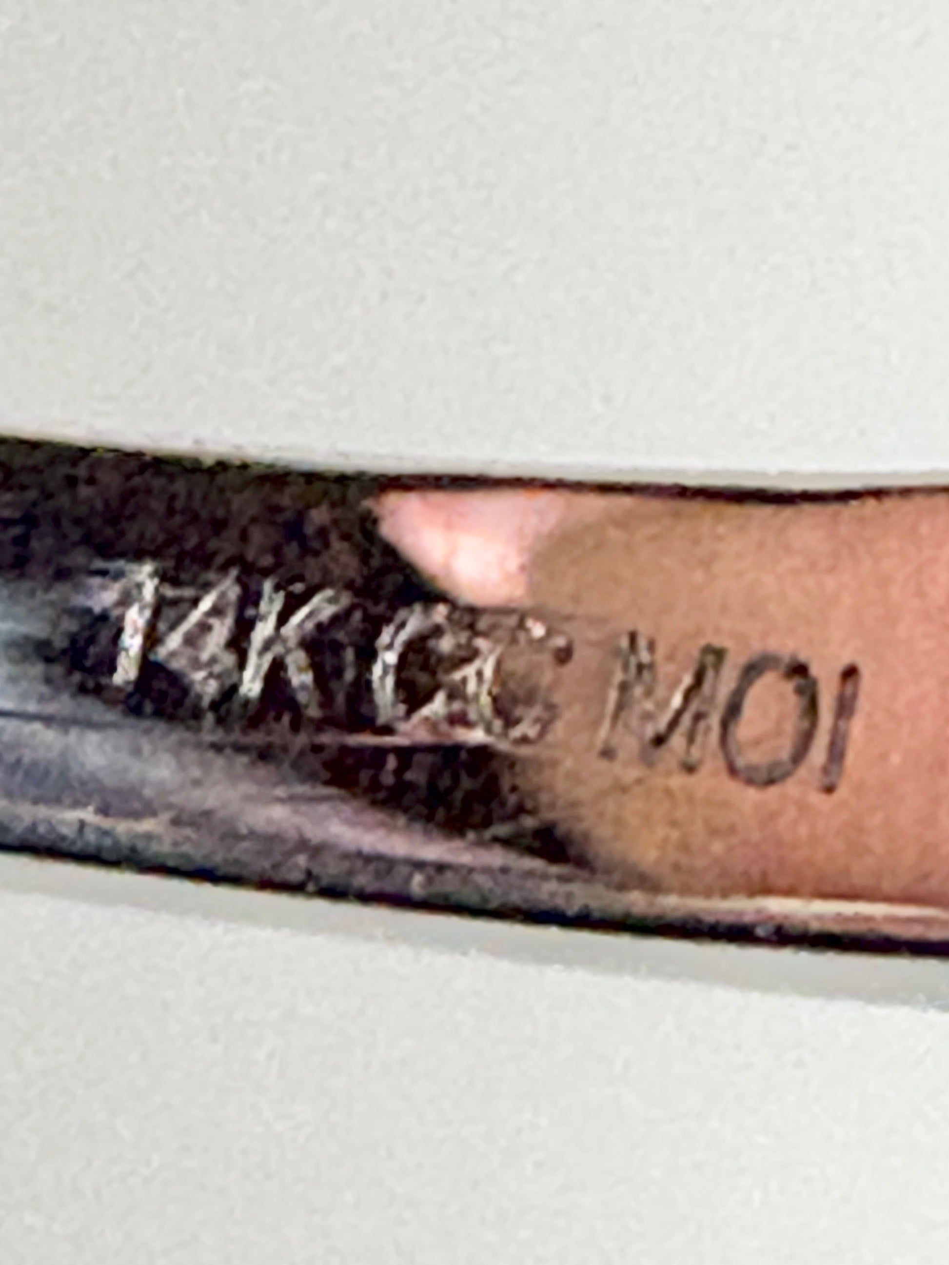 14k white gold band with "14K CC MOI" inscription.