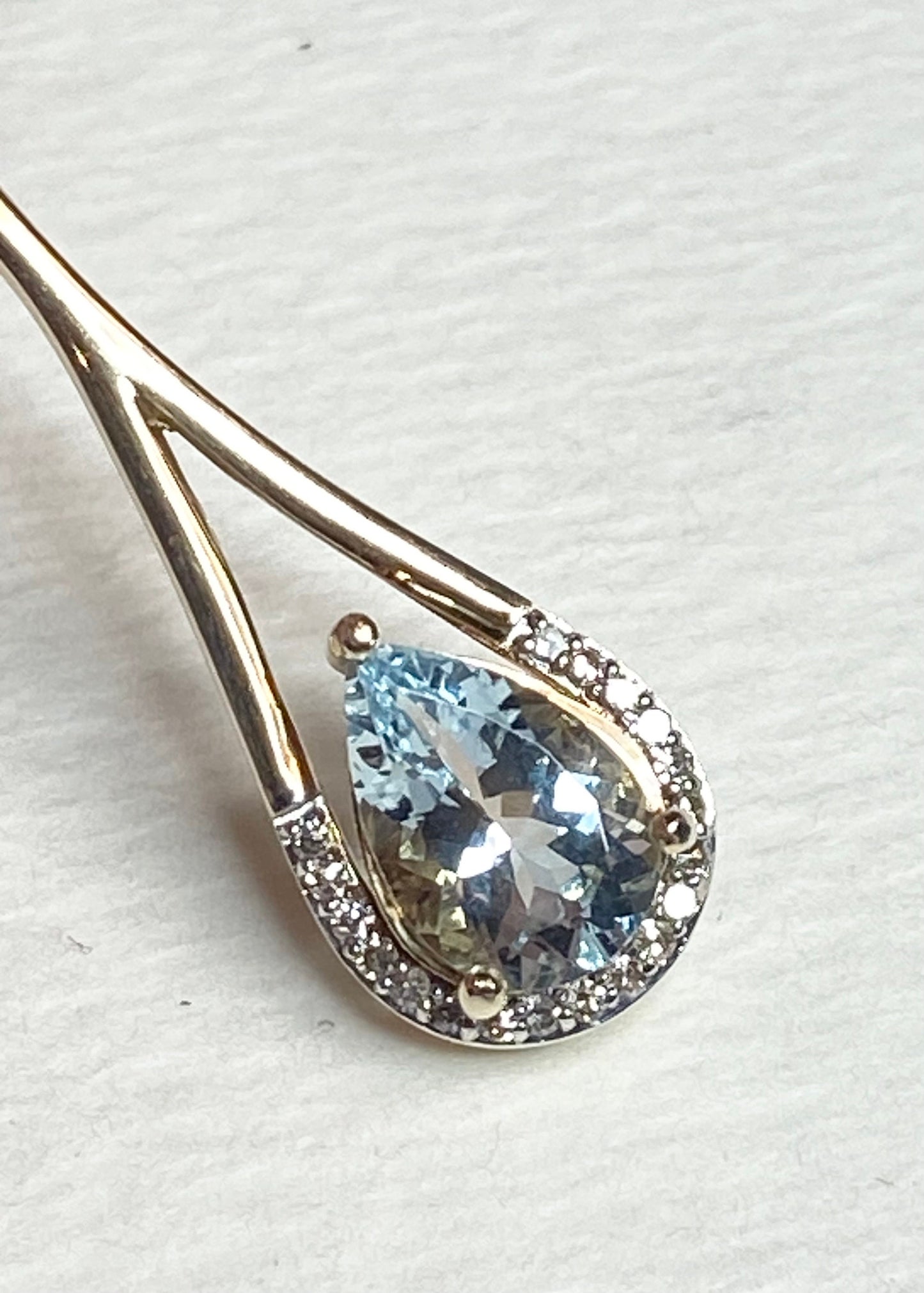 Pendant with pear-shaped aquamarine and diamonds in 10k gold.