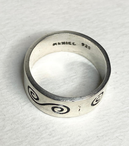 Mexican sterling silver band ring with swirl design and "925 Mexico" stamp.