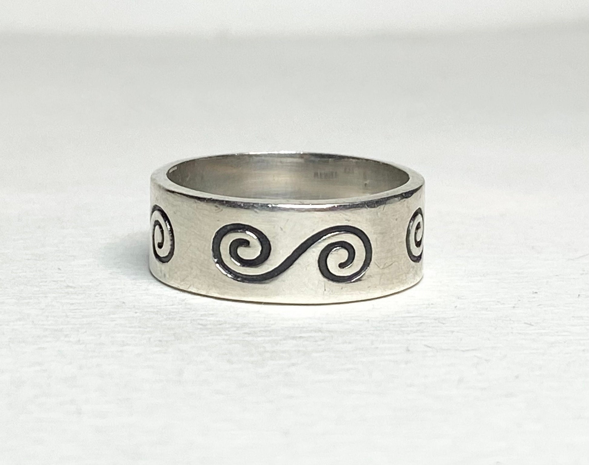 Mexican sterling silver band ring with a continuous swirl design.