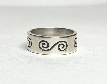 Mexican sterling silver band ring with a continuous swirl design.