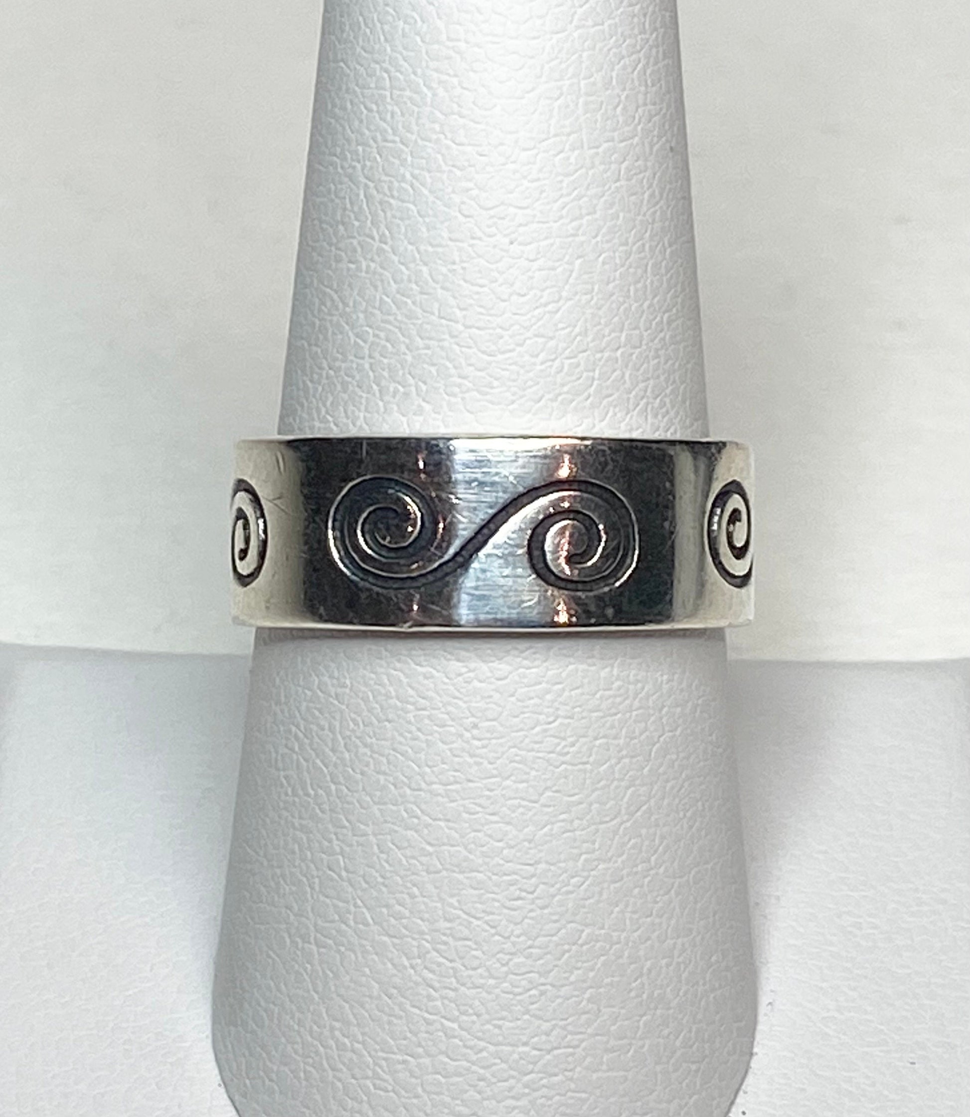 Mexican sterling silver band ring with a swirl design.