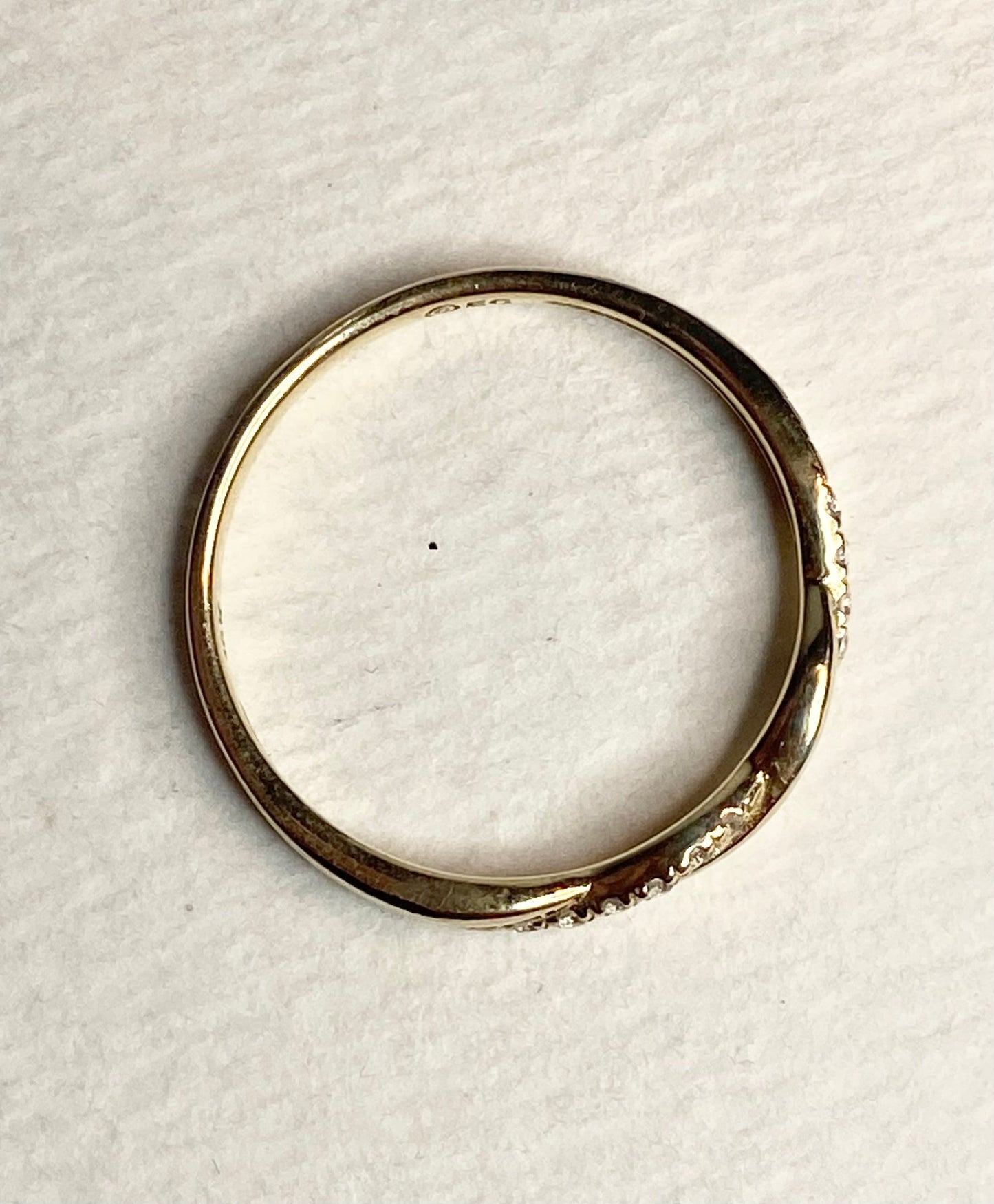 Solid 10k yellow gold twist band ring with pave stones, size 6.75.