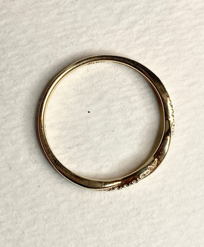 Solid 10k yellow gold twist band ring with pave stones, size 6.75.