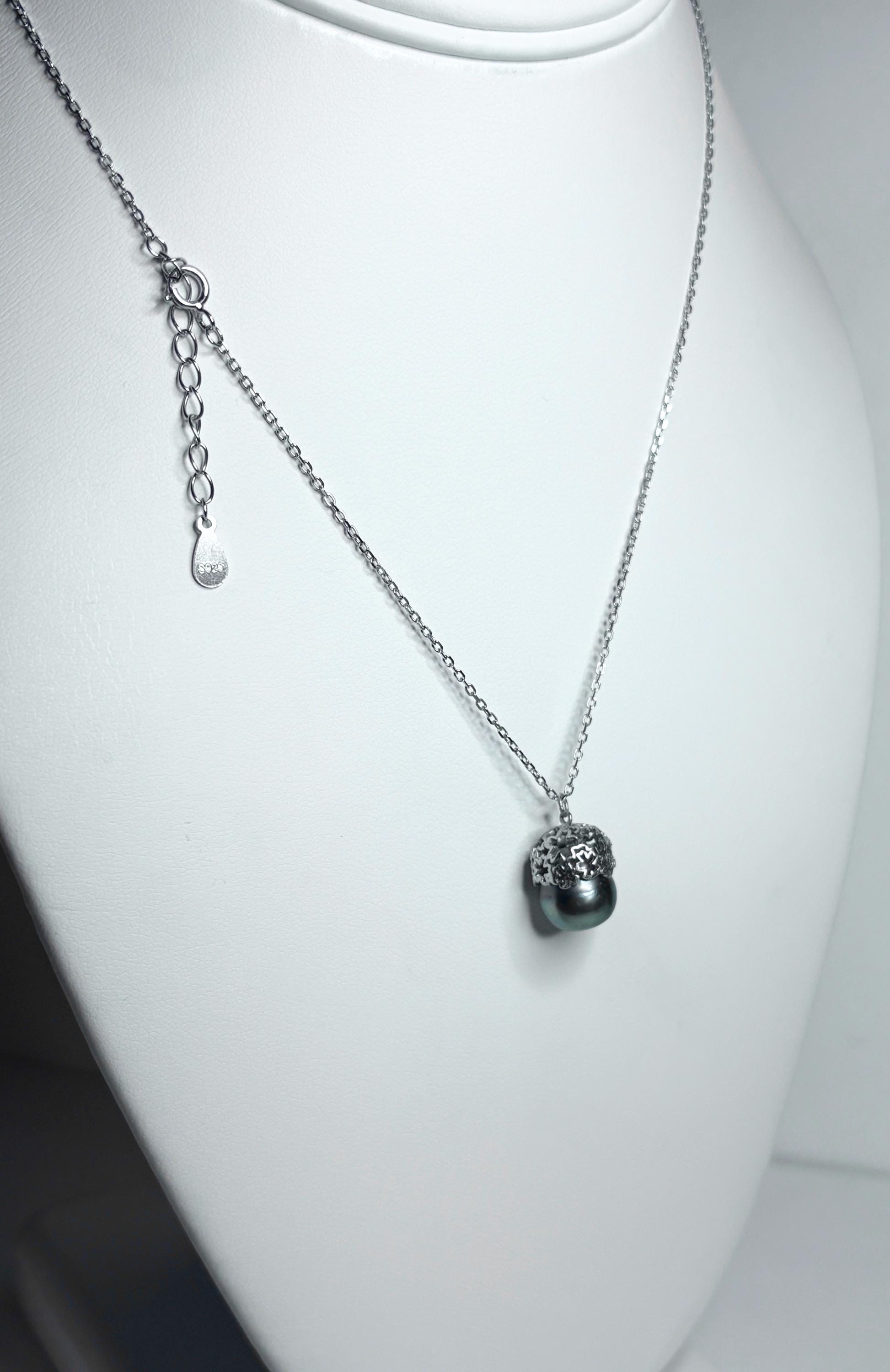 Tahitian pearl pendant necklace with daisy design on an adjustable chain.