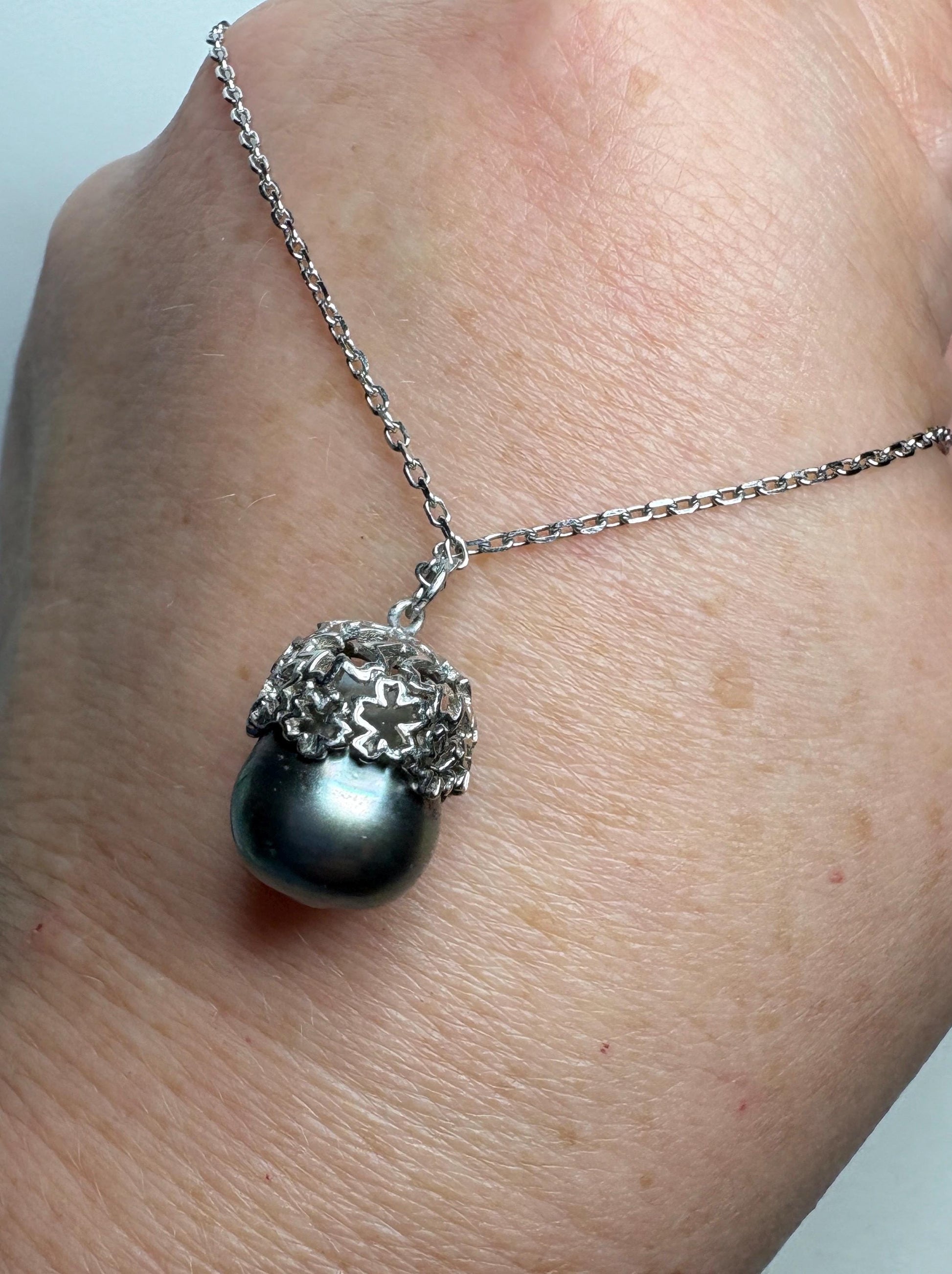 Tahitian pearl pendant necklace with daisy design on an adjustable chain.