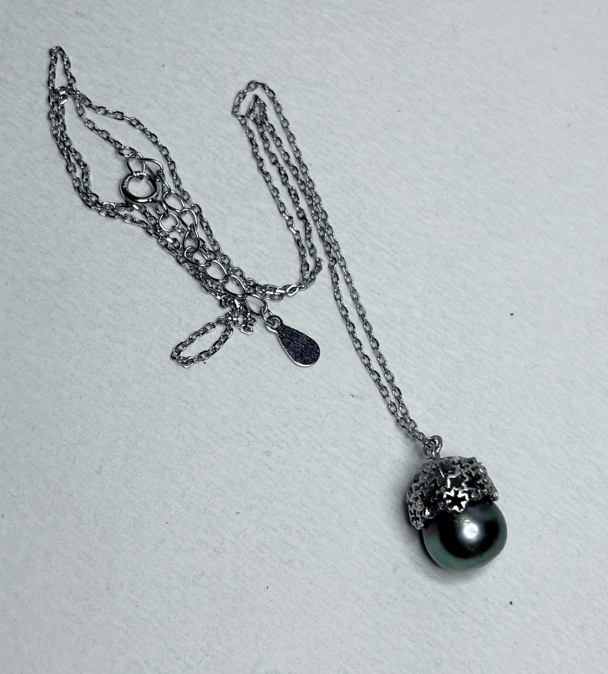 Tahitian cultured pearl pendant necklace with daisy design.