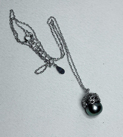 Tahitian cultured pearl pendant necklace with daisy design.