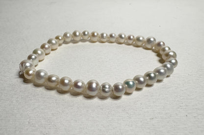 Freshwater cultured pearl stretch bracelet with baroque and potato shapes.