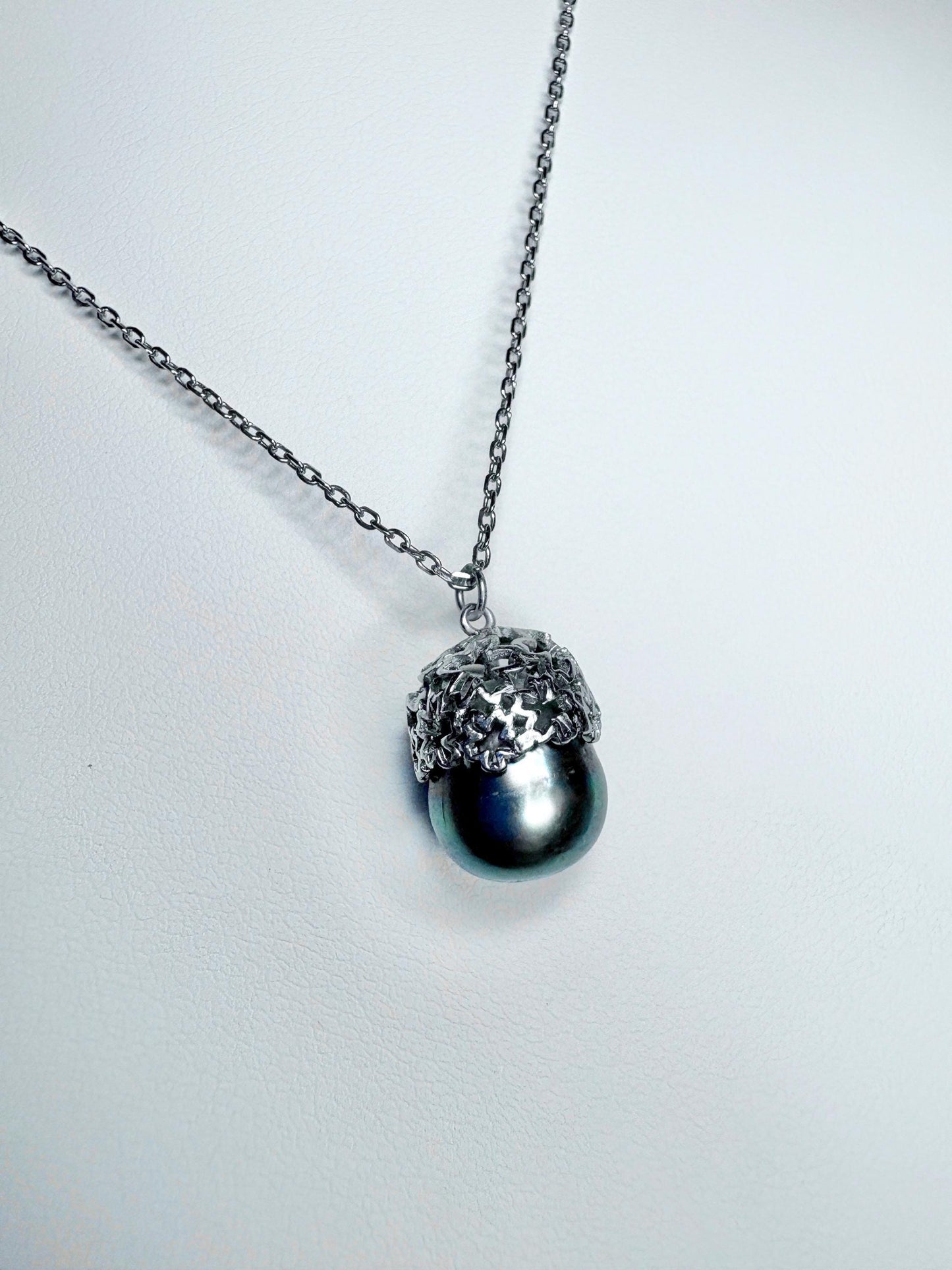 Tahitian cultured pearl pendant necklace with daisy design.