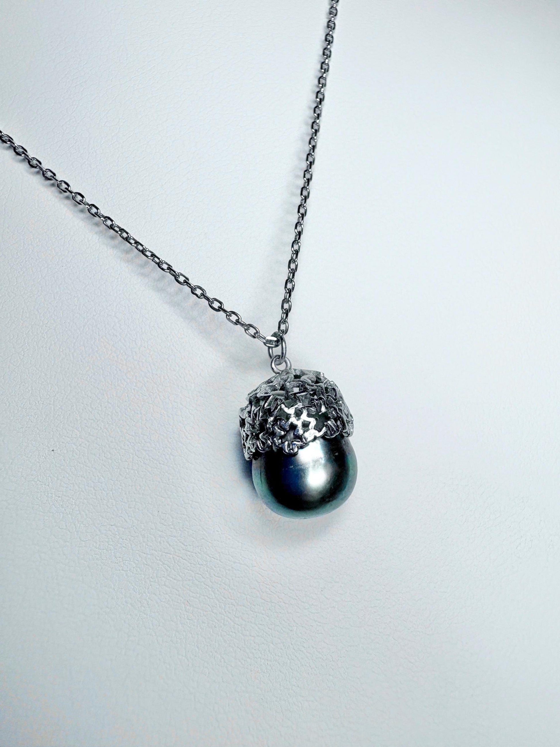 Tahitian cultured pearl pendant necklace with daisy design.