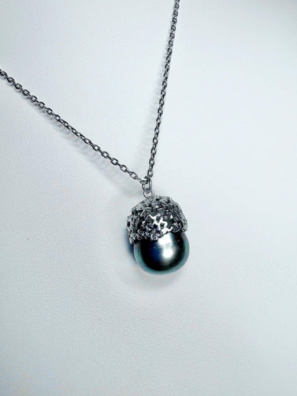 Tahitian cultured pearl pendant necklace with daisy design.