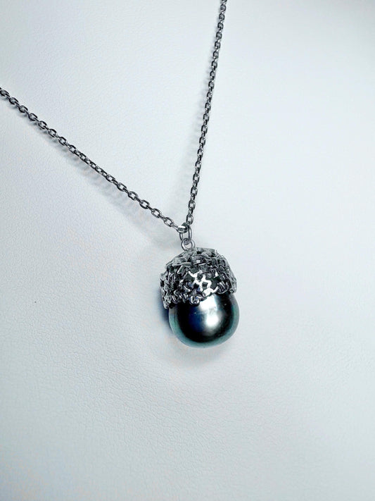 Tahitian cultured pearl pendant necklace with daisy design.
