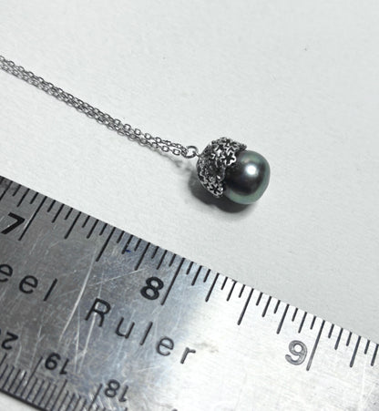 Tahitian pearl pendant necklace with daisy design on an adjustable chain.