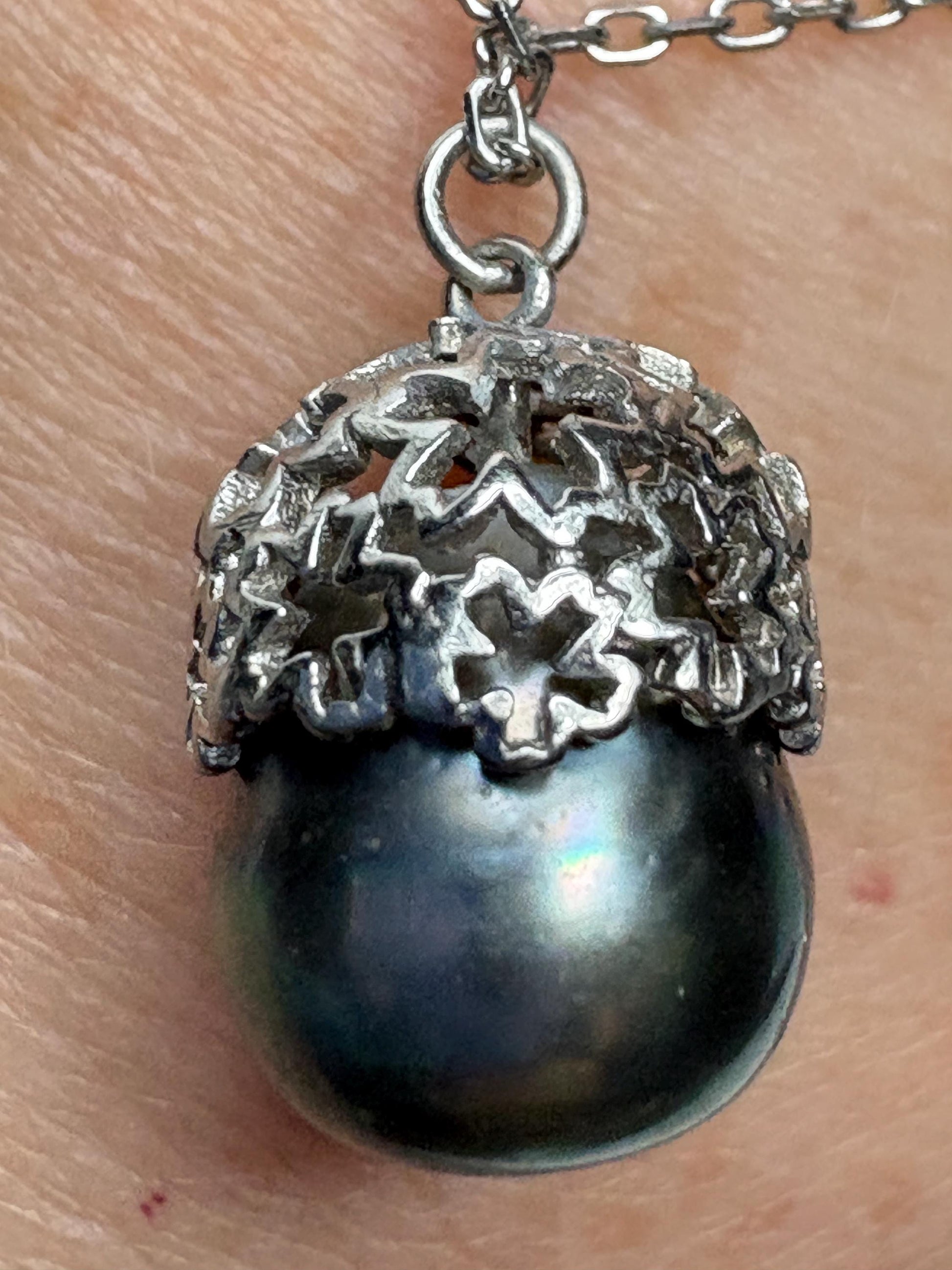 Tahitian pearl pendant necklace with daisy design.