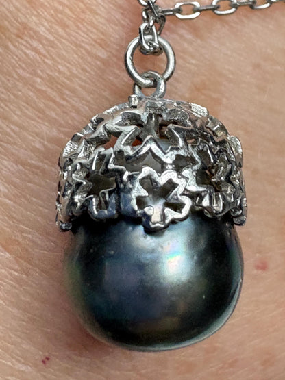 Tahitian pearl pendant necklace with daisy design.