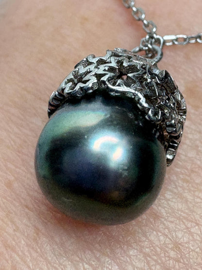 Tahitian pearl pendant necklace with daisy design.