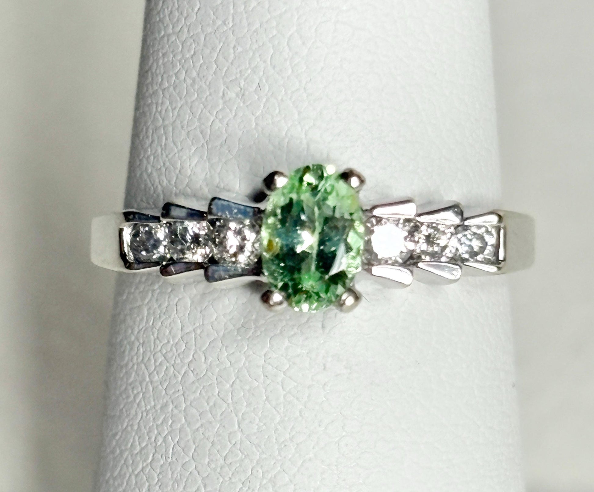 Oval green tourmaline and diamond ring in white gold.