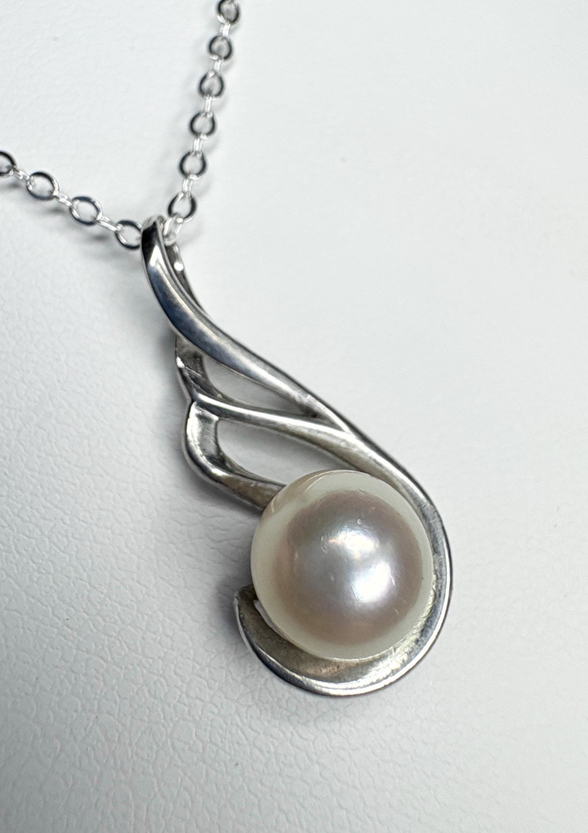 Sterling silver pendant necklace with an 8mm off-white Akoya cultured pearl.