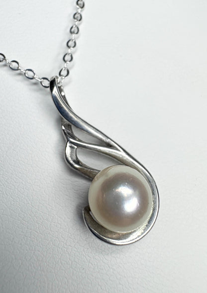 Sterling silver pendant necklace with an 8mm off-white Akoya cultured pearl.