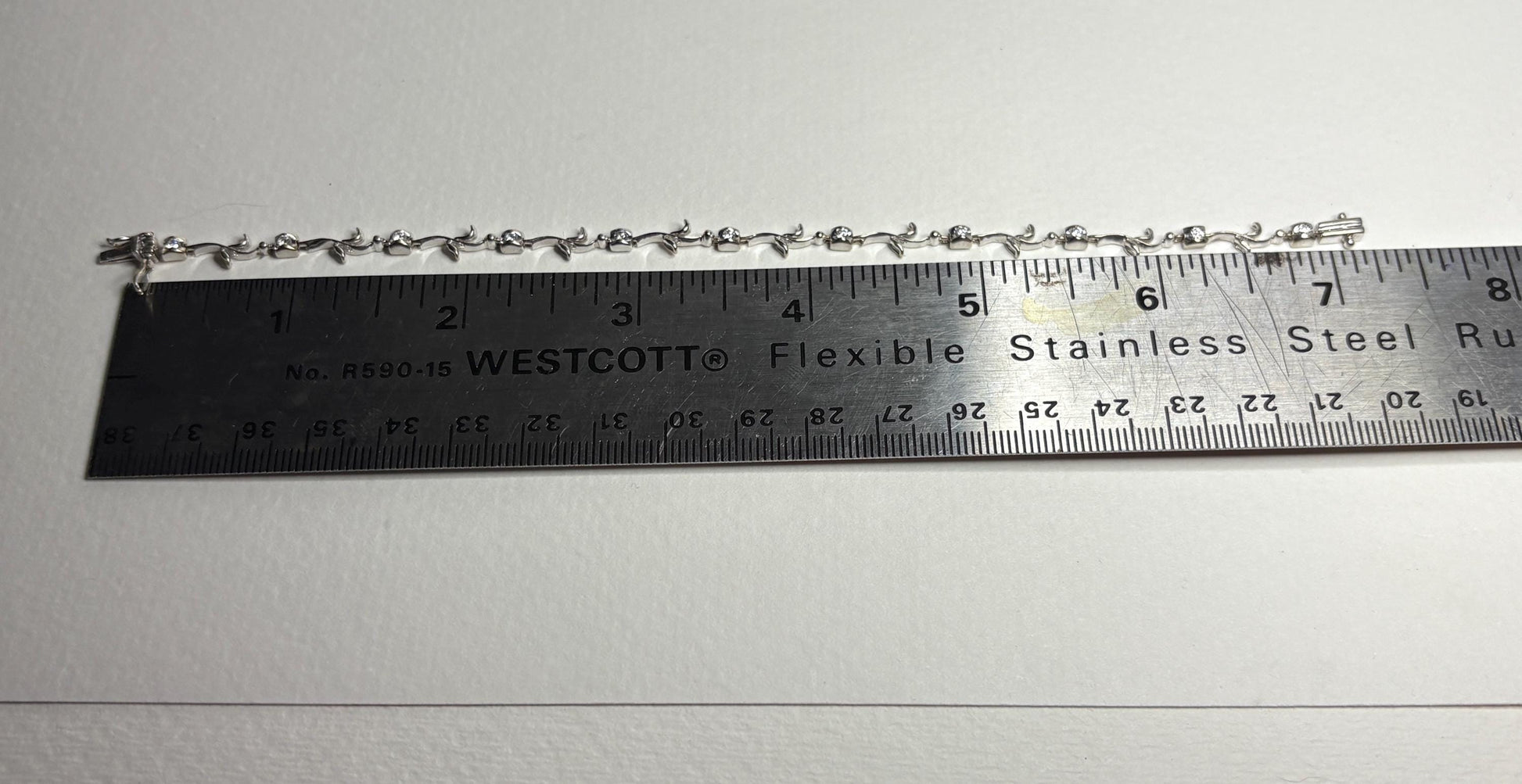 18k white gold bracelet with natural diamonds and vine links, measuring 7.25 inches.