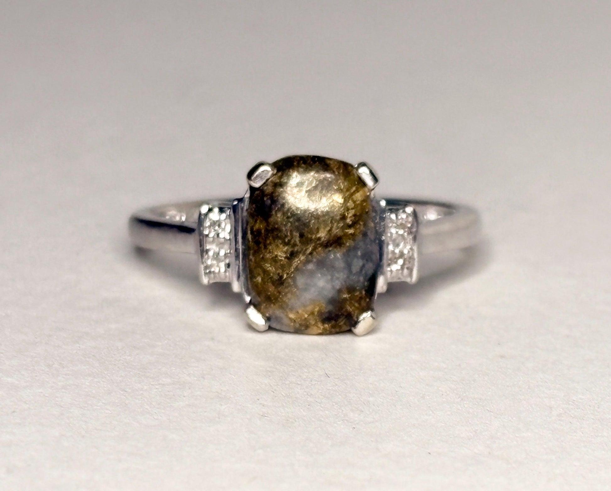 Ring with gold in quartz and diamonds in 10k white gold.