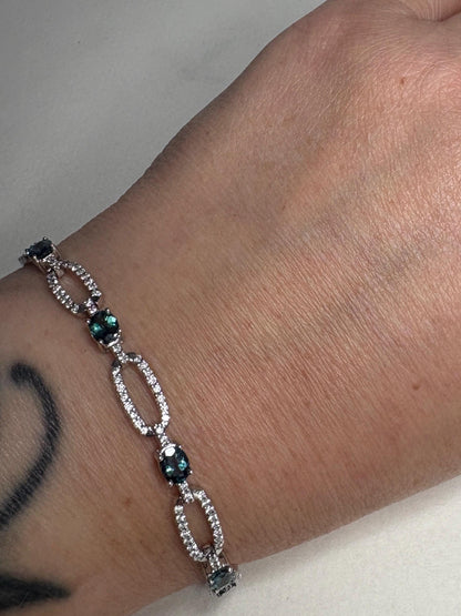 Bracelet with oval alexandrite stones and diamonds in white gold.