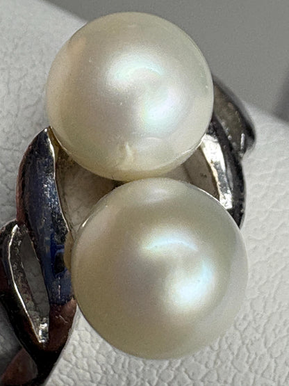 Vintage rhodium-plated sterling silver ring with two Akoya pearls.