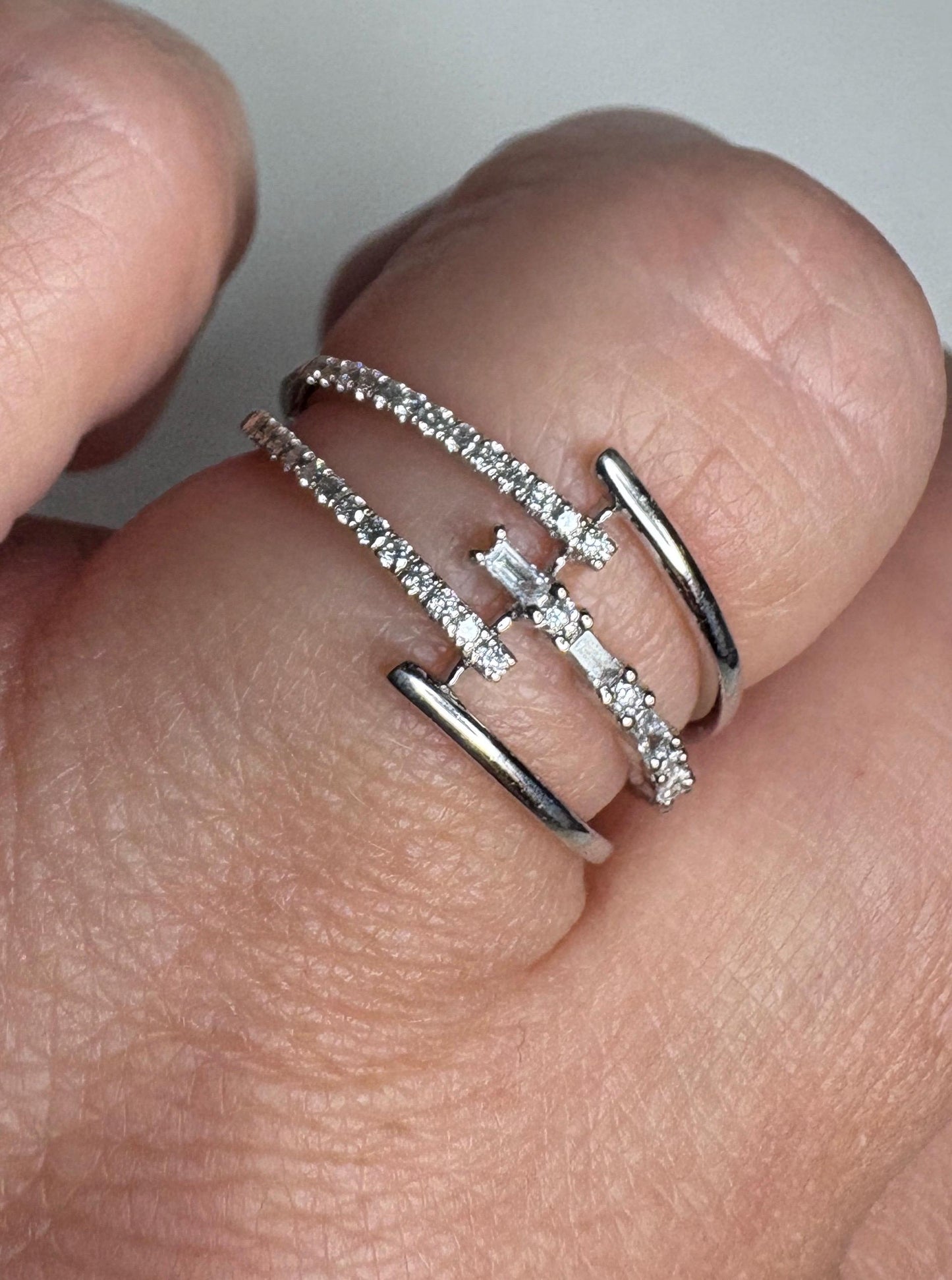 Cool Modern Natural Diamond Baguette and Round Ring Solid 18k White Gold size 7 - NewLifeJewelryVault