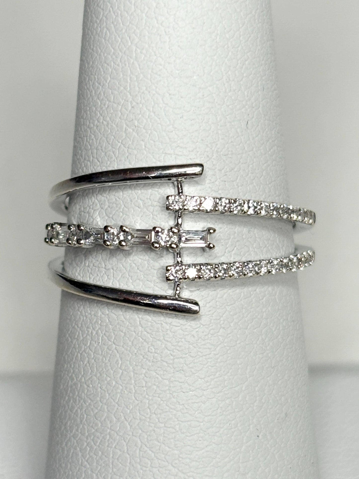 Cool Modern Natural Diamond Baguette and Round Ring Solid 18k White Gold size 7 - NewLifeJewelryVault