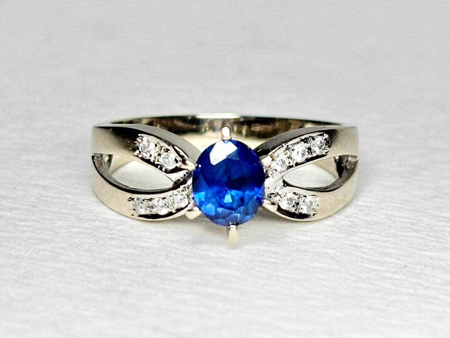 Oval sapphire and diamond ring in white gold.