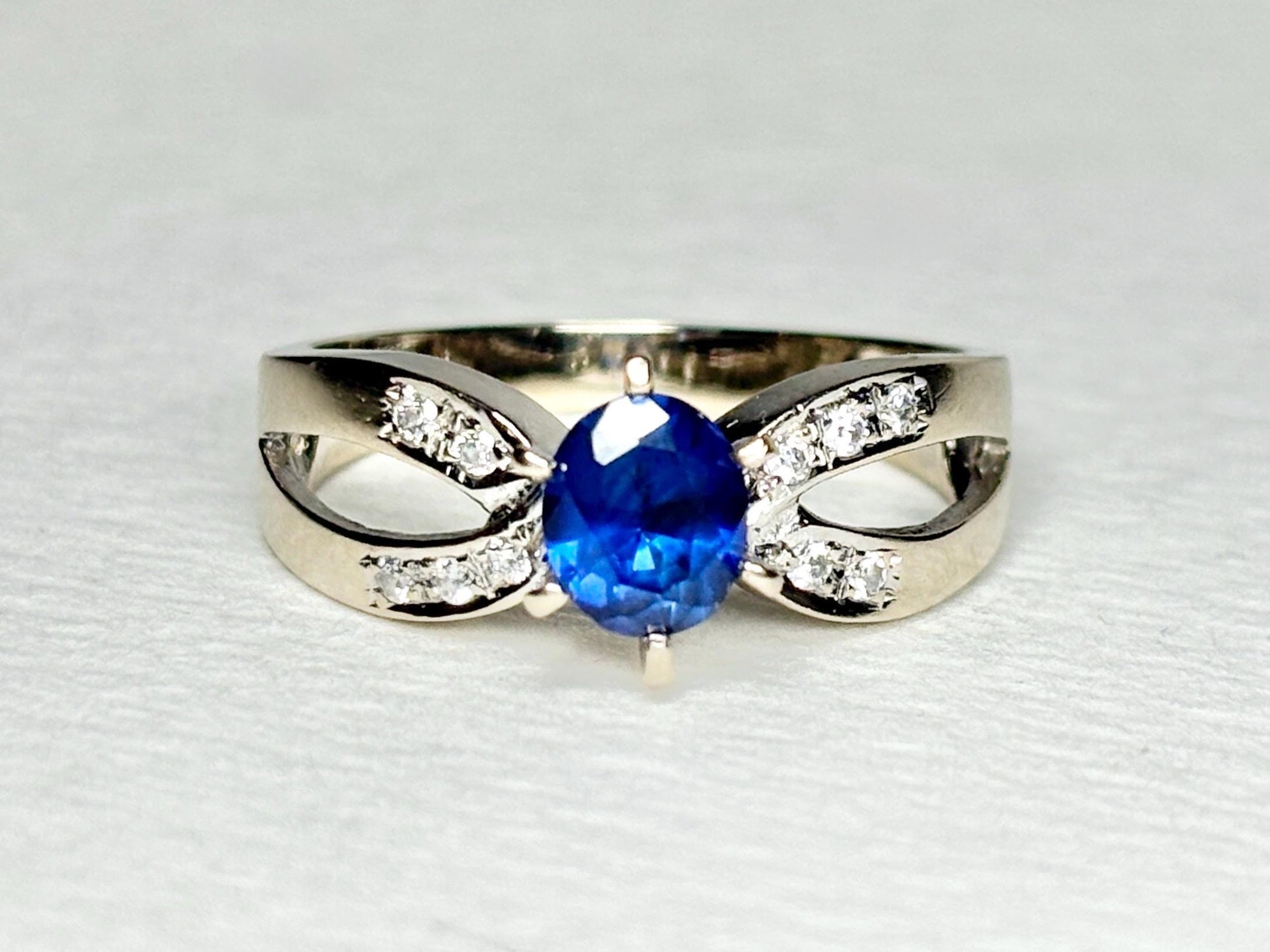 Oval sapphire and diamond ring in white gold.