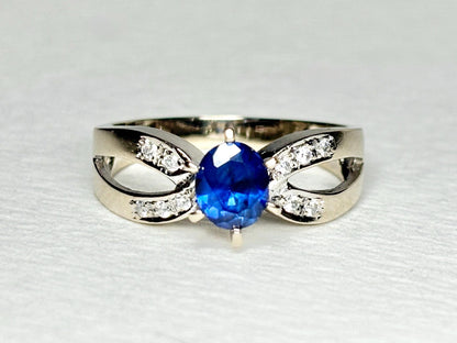 Oval sapphire and diamond ring in white gold.