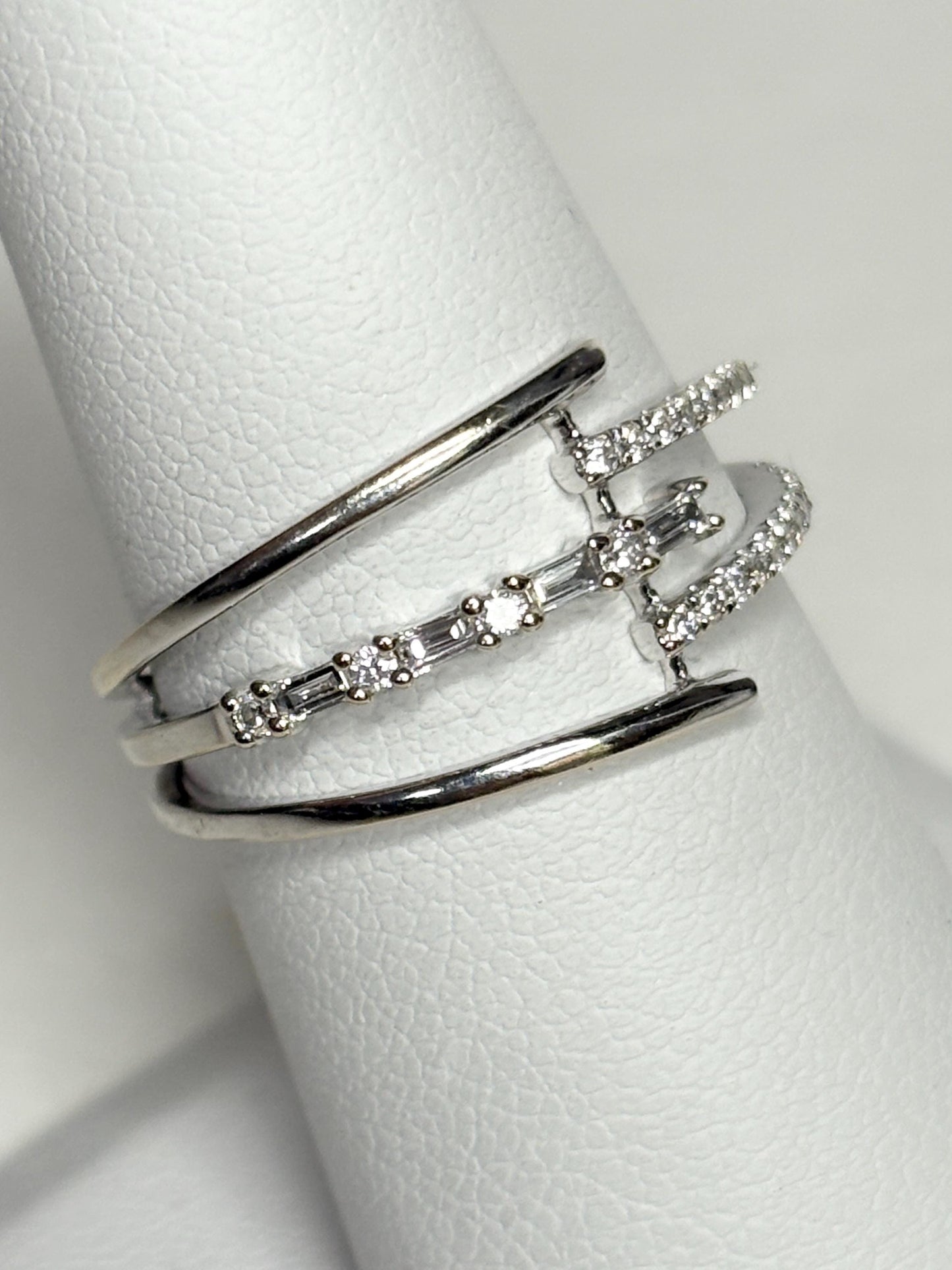 Cool Modern Natural Diamond Baguette and Round Ring Solid 18k White Gold size 7 - NewLifeJewelryVault