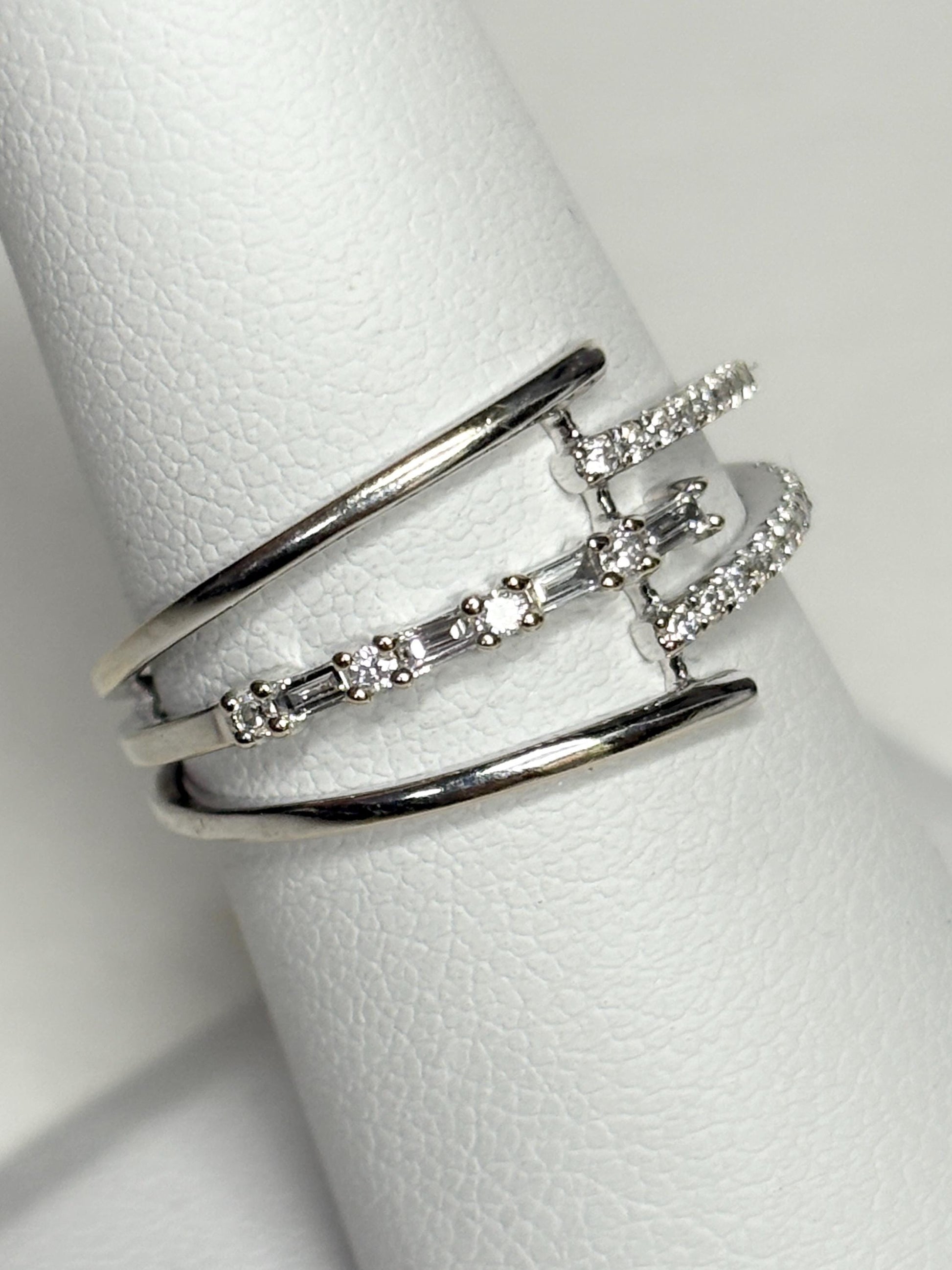 Cool Modern Natural Diamond Baguette and Round Ring Solid 18k White Gold size 7 - NewLifeJewelryVault