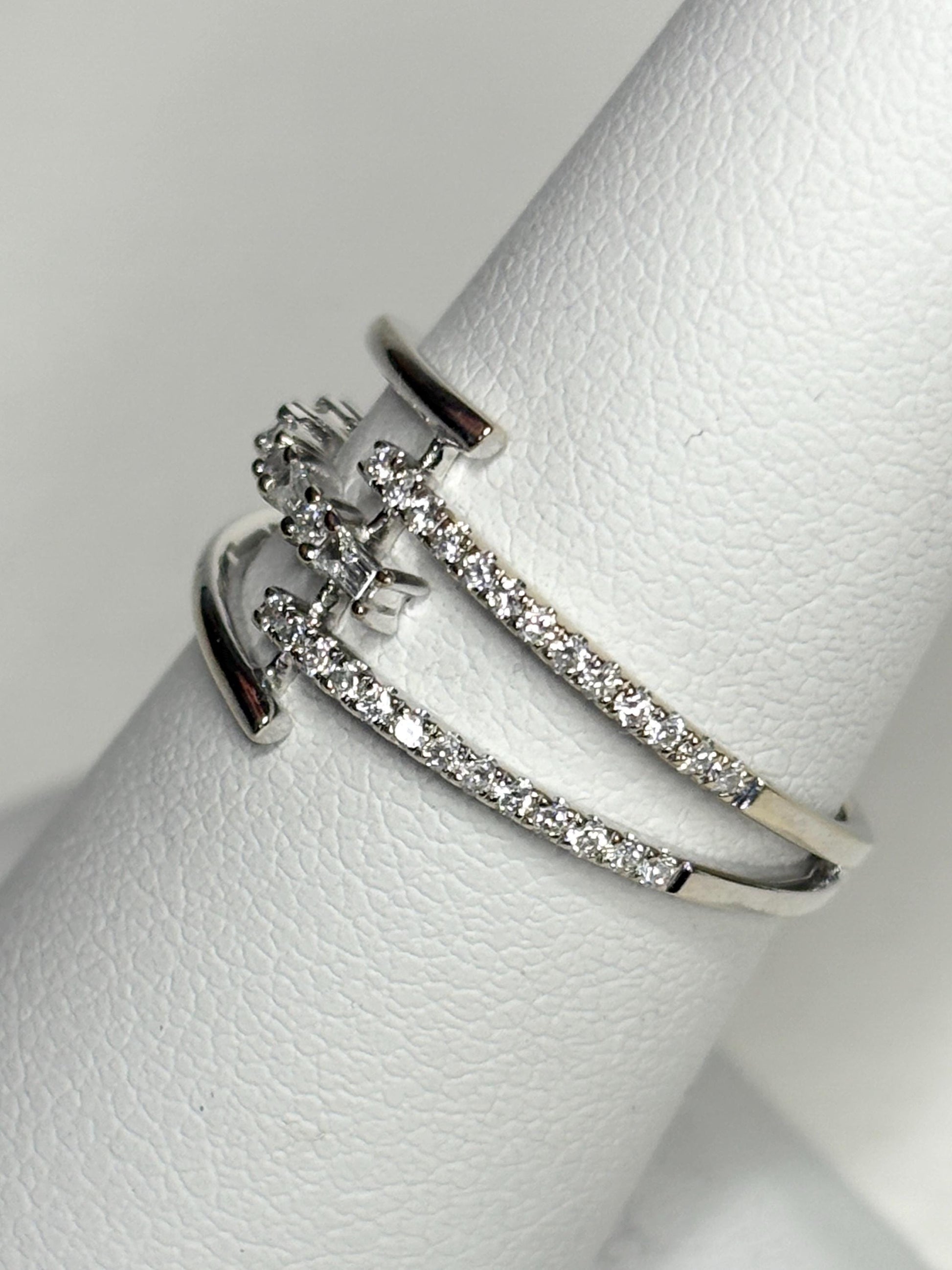 Cool Modern Natural Diamond Baguette and Round Ring Solid 18k White Gold size 7 - NewLifeJewelryVault