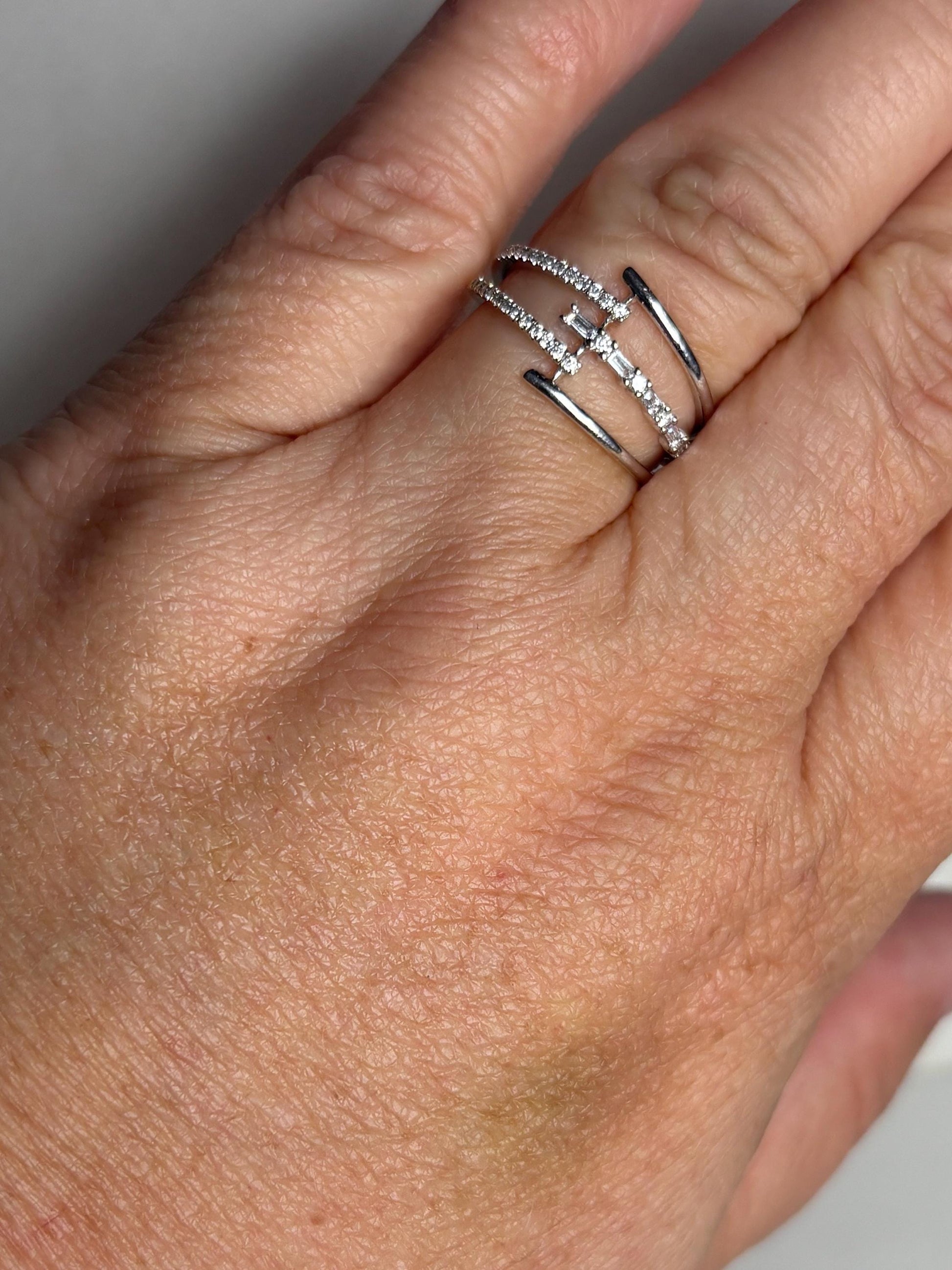 Cool Modern Natural Diamond Baguette and Round Ring Solid 18k White Gold size 7 - NewLifeJewelryVault