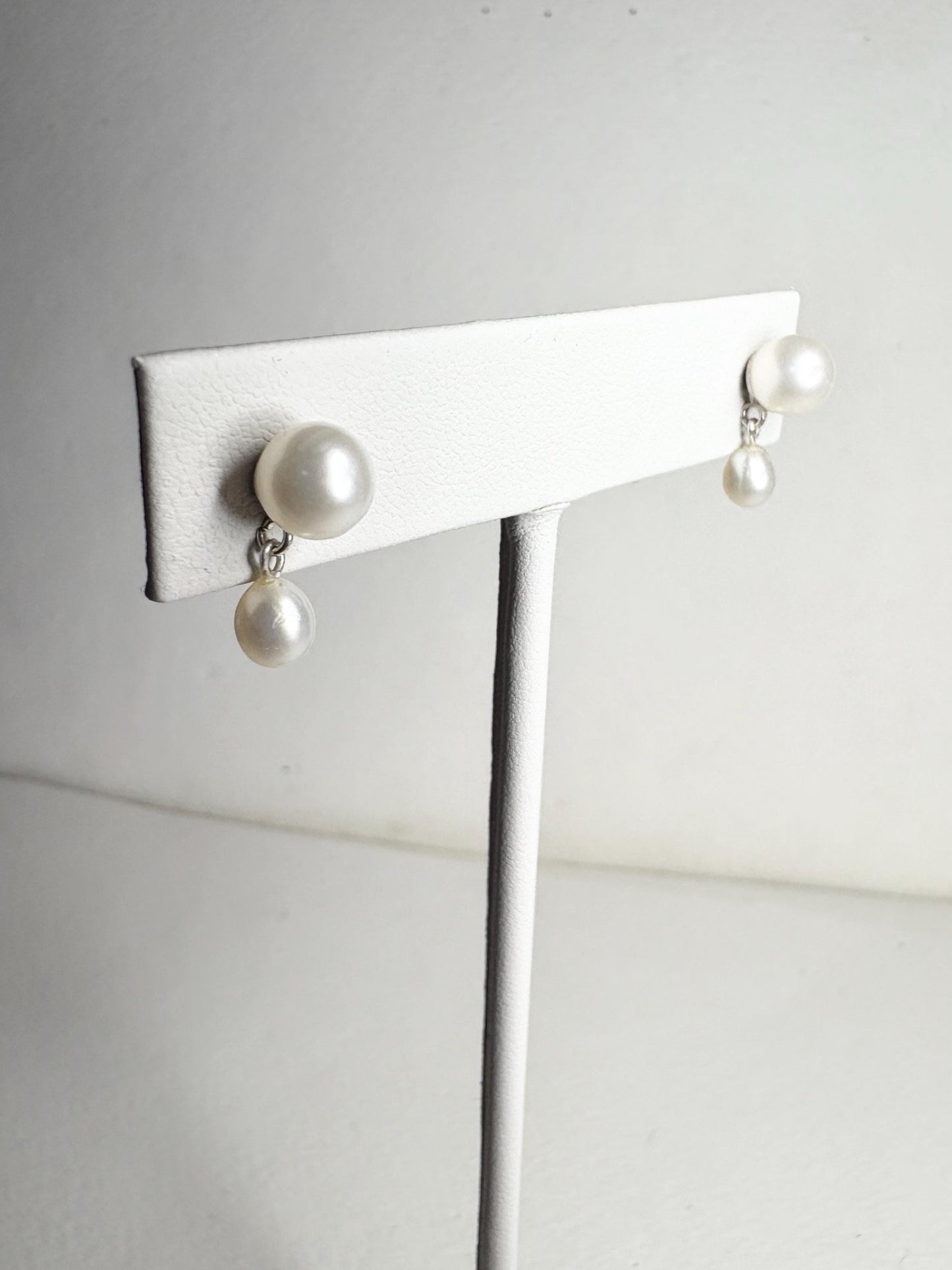 Freshwater vintage cultured pearl sud dangle drop earrings in sterling silver.