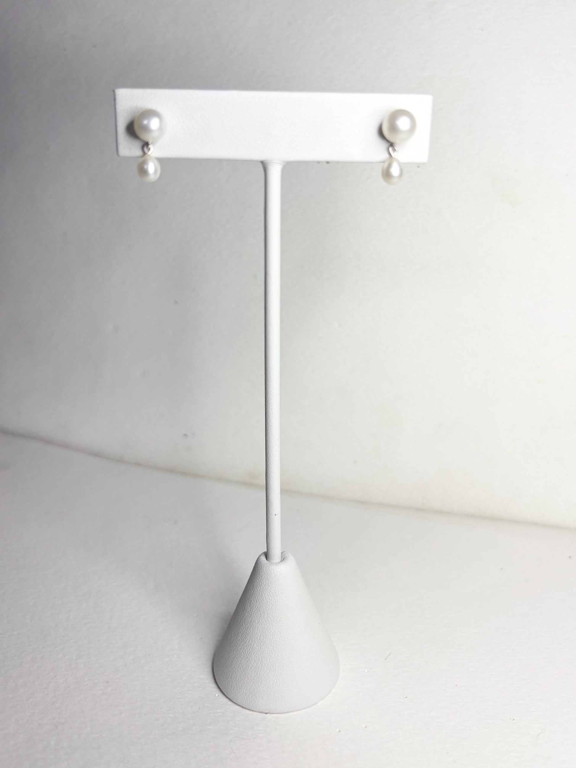 Freshwater vintage cultured pearl sud dangle drop earrings in sterling silver.