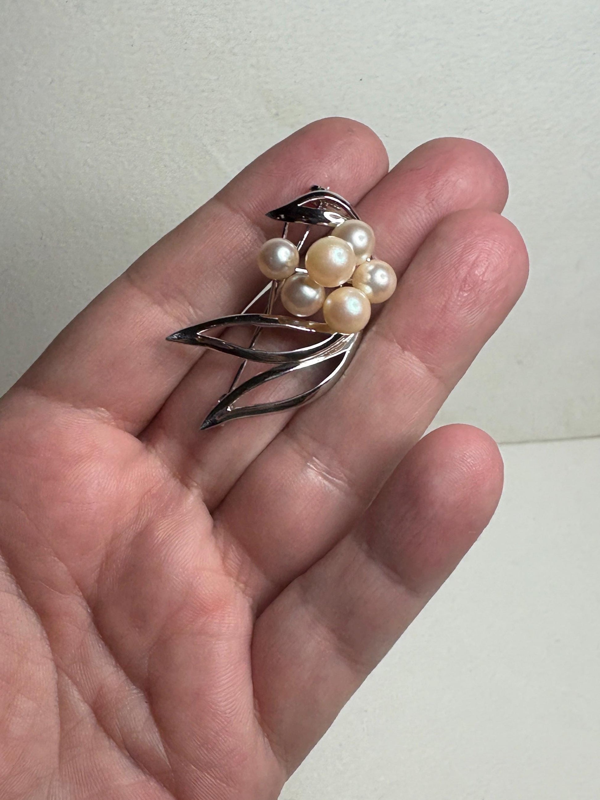 Vintage Japanese Akoya cultured pearl brooch in sterling silver.