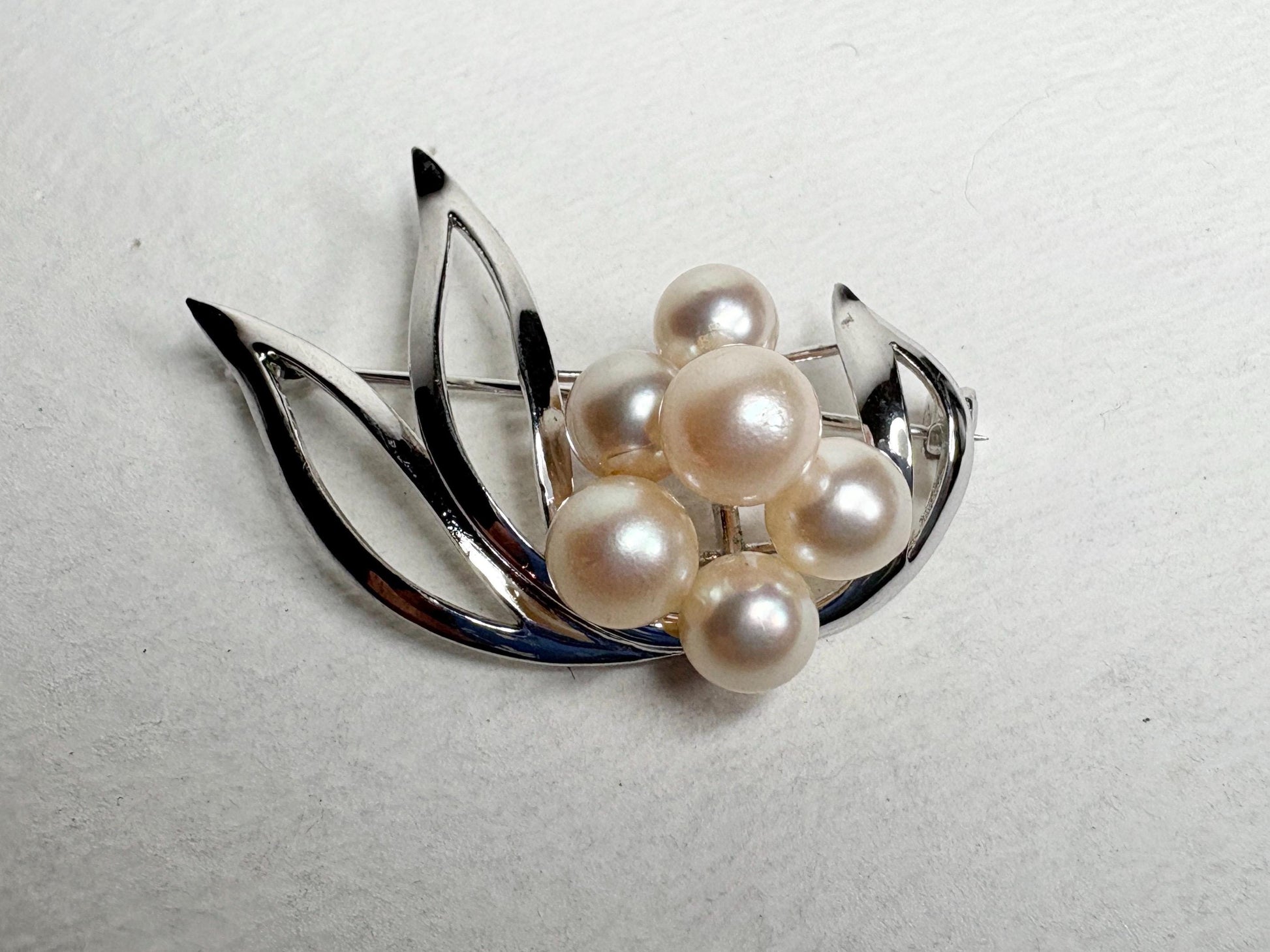 Vintage Japanese Akoya cultured pearl brooch in sterling silver.