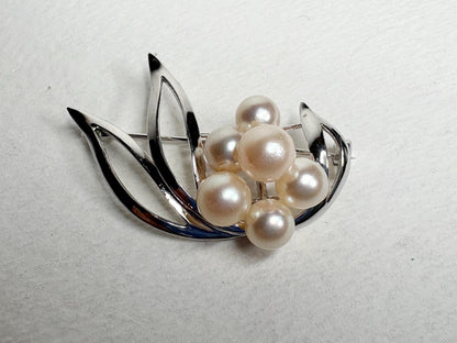 Vintage Japanese Akoya cultured pearl brooch in sterling silver.