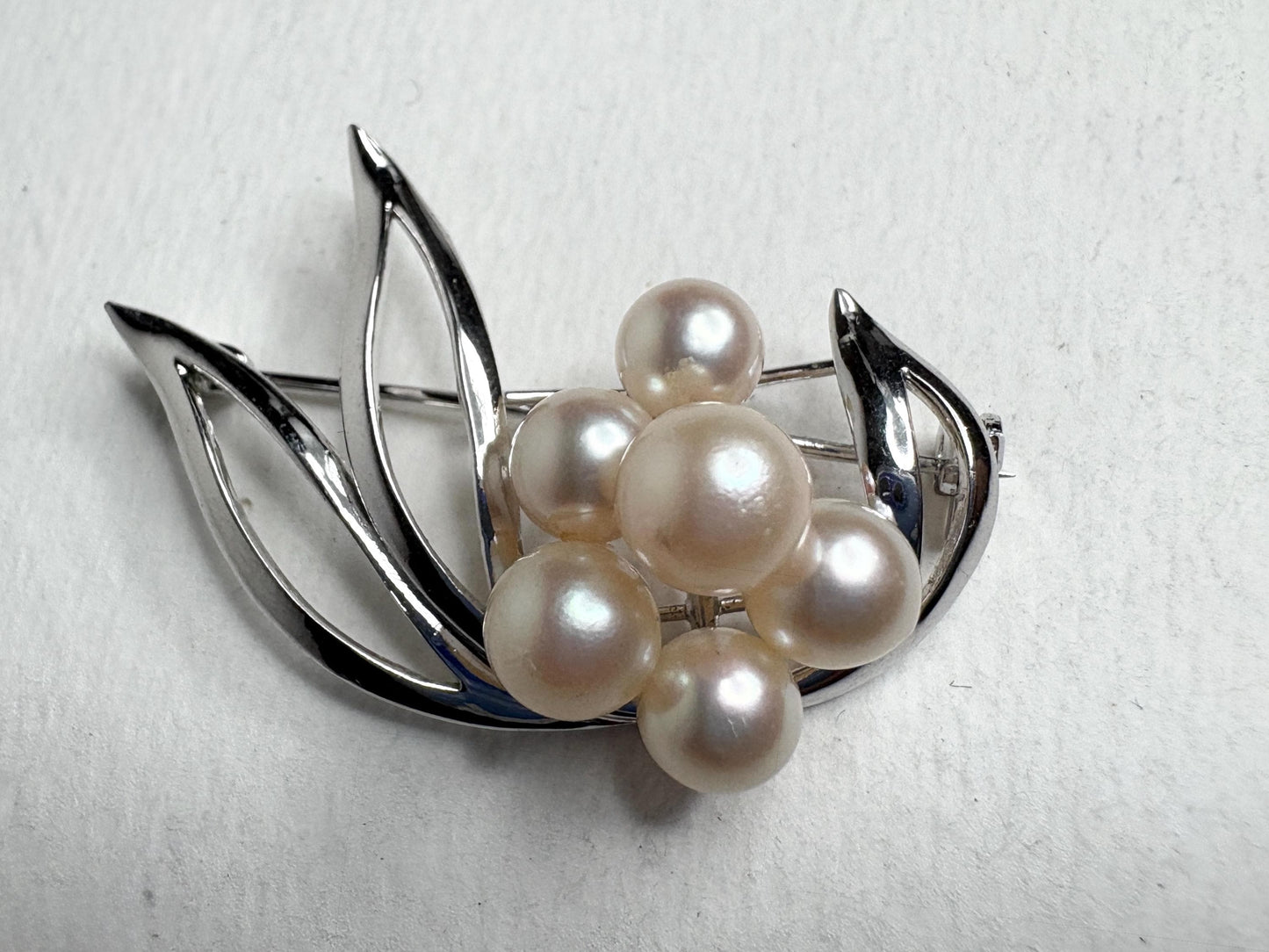 Vintage Japanese Akoya cultured pearl brooch in sterling silver.