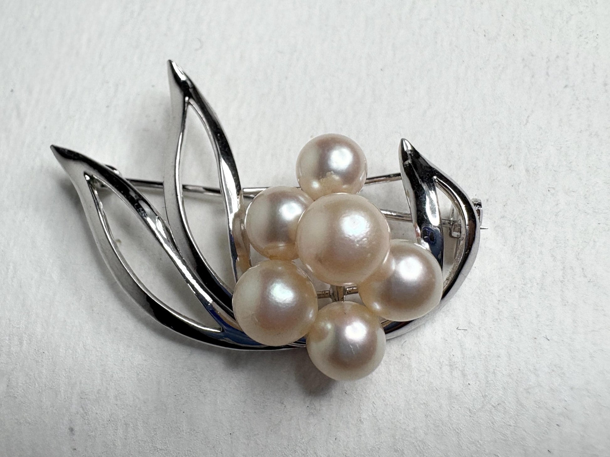 Vintage Japanese Akoya cultured pearl brooch in sterling silver.