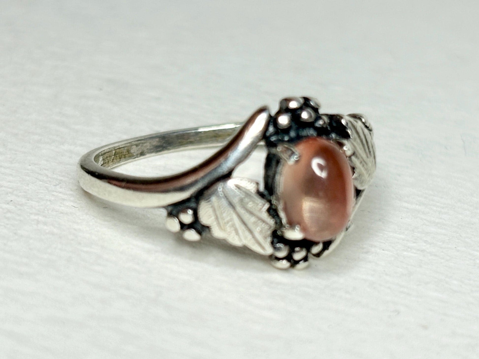 Vintage Dakota Silver ring with bicolor Oregon sunstone cabochon in sterling silver, size 9.