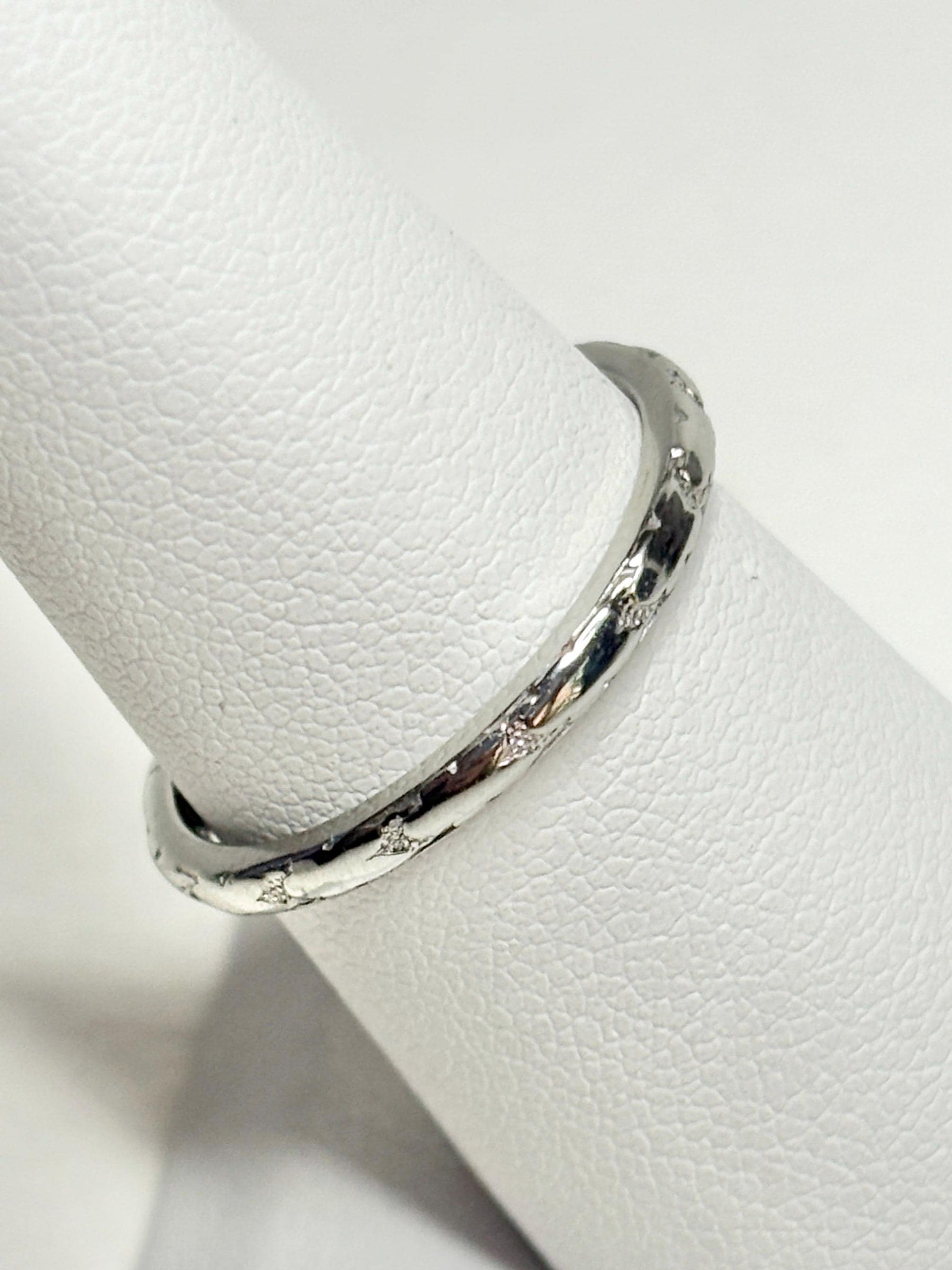 Retro 18k white gold chevron pattern band ring with inscription.