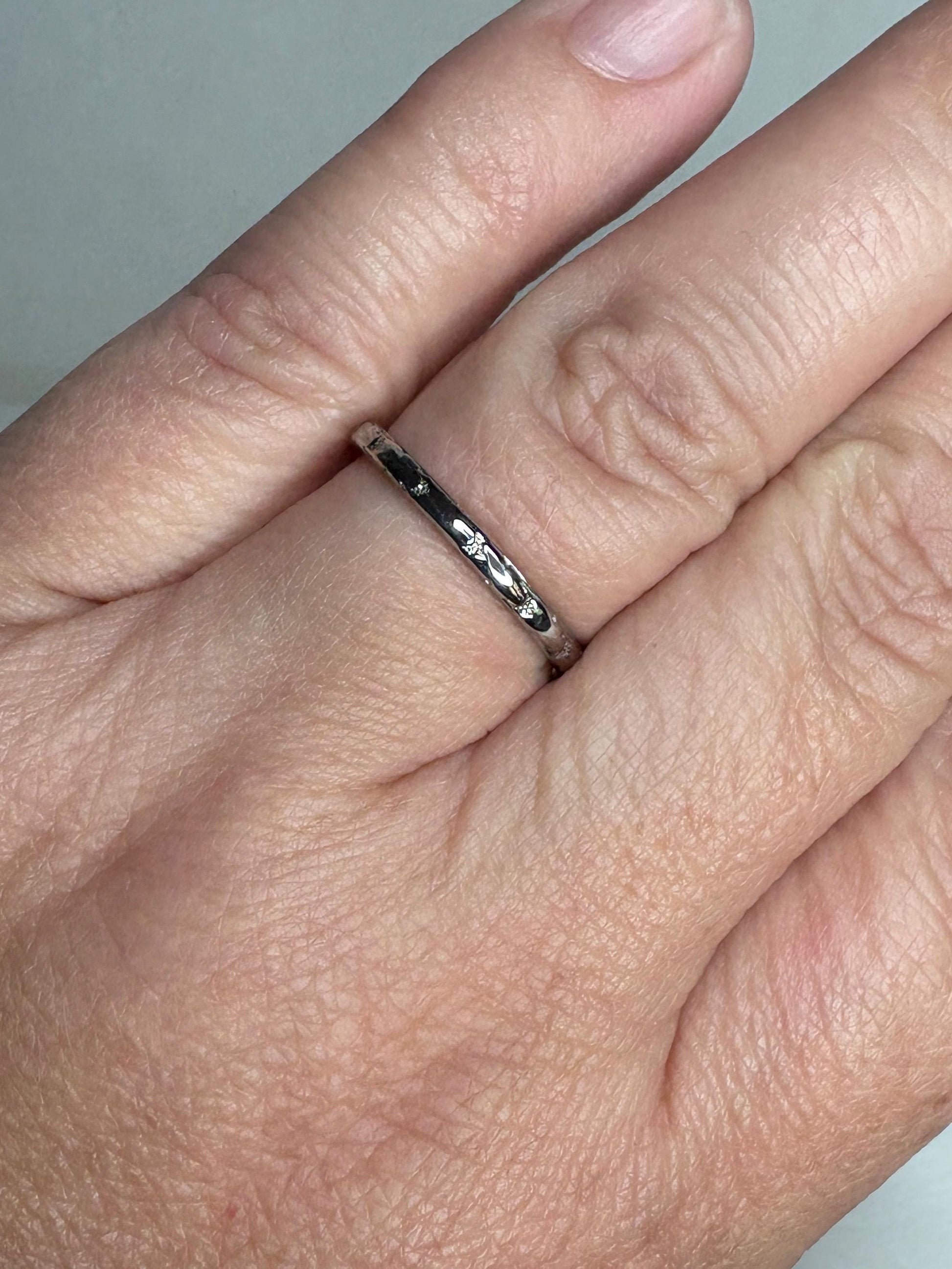 Retro 18k white gold chevron band ring with floral details.